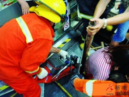 大人們，你們能不能帶好小孩乘扶梯！