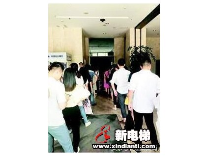 白領(lǐng)每天排隊(duì)半小時等電梯