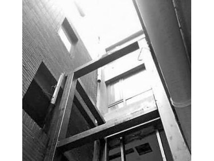 鄭州一小區(qū)住戶樓外私裝電梯 規(guī)劃部門責令拆除