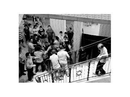 為了加裝電梯樓上樓下拳腳相對(duì)