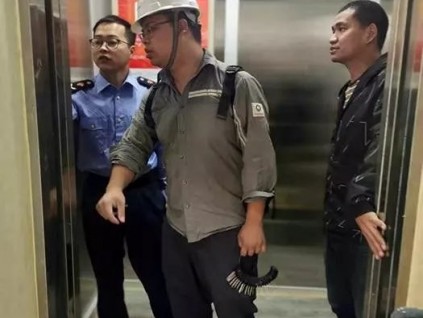 電梯施工工人被困電梯，灌云警方火速營救