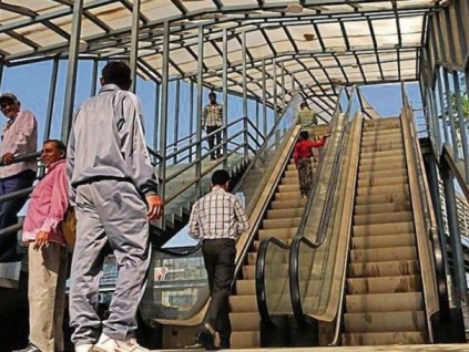 印度欽奈危險(xiǎn)交叉路口安裝帶自動(dòng)扶梯的人行天橋