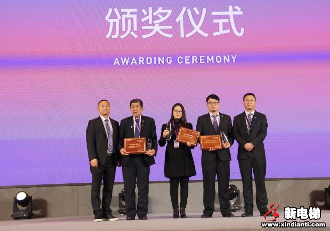 會議對辛苦付出并取得優(yōu)異成績的代理商進(jìn)行頒獎。