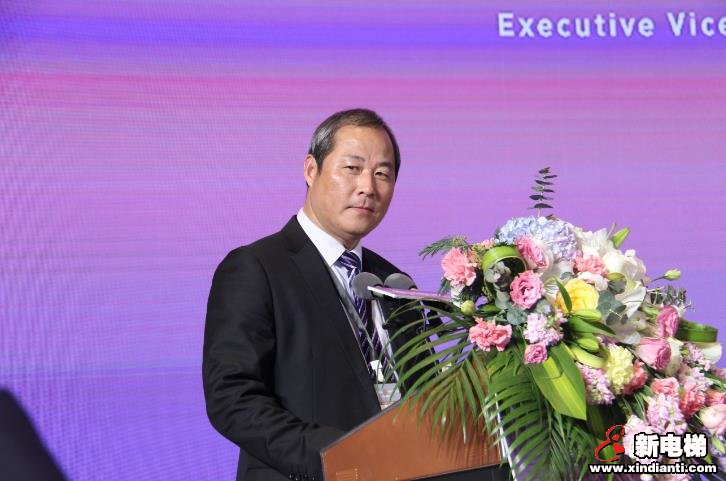 常務(wù)副總馬明軍做銷售工作報告。