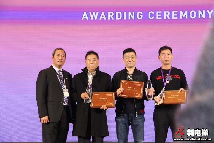 會議對辛苦付出并取得優(yōu)異成績的代理商進(jìn)行頒獎。