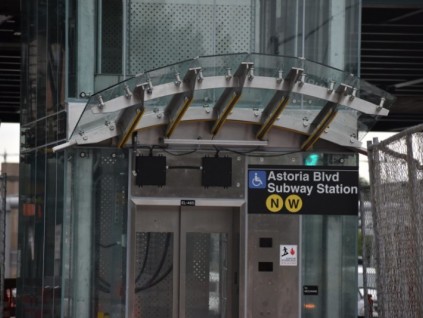 美國紐約阿斯托里亞地鐵站的新電梯投入使用