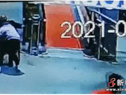 驚魂一幕！老人坐輪椅乘自動(dòng)人行道失控沖下…女員工跪地?cái)r截！