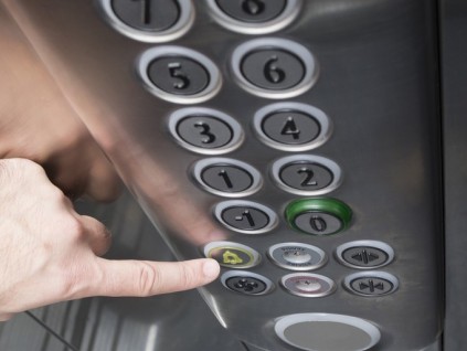 高層電梯“老齡化”，是否應(yīng)強(qiáng)制報(bào)廢？