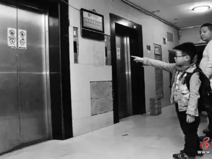 女子在電梯內(nèi)摔傷，獲賠19萬余元，電梯公司無責(zé)任！