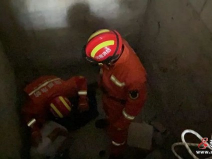 驚險！信陽一男子不慎墜入電梯井！幸好……