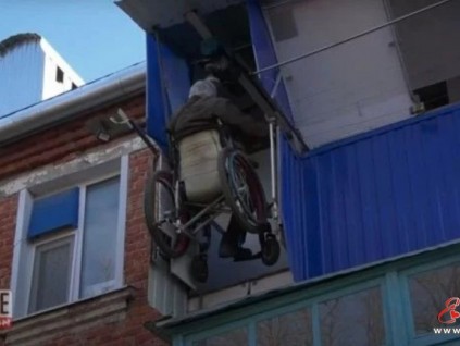 太陽能輪椅電梯，俄羅斯這位殘疾人發(fā)明亮了