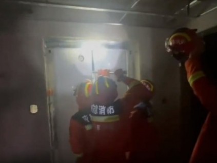 事發(fā)濟(jì)南，電梯突發(fā)故障，一男子被困12樓，消防迅速到場(chǎng)救援