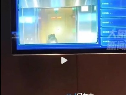 進(jìn)電梯刷臉遭質(zhì)疑，一女子身高1米65，電梯間竟然跳躍5次才能刷臉成功