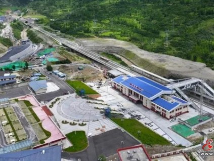 恒達富士電梯助力川青鐵路黃龍九寨站，為西部發(fā)展注入新動能