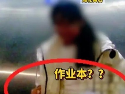 ?湖北女孩被困電梯冷靜應(yīng)對(duì)，淡定寫作業(yè)獲得網(wǎng)友稱贊