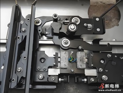 云南文山一小區(qū)45臺(tái)電梯轎門(mén)開(kāi)門(mén)限制裝置被拆除放轎頂，維保公司被處罰