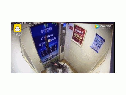 又一起兒童事故，2歲女童被牽引繩懸掛電梯，粗心父母何其多