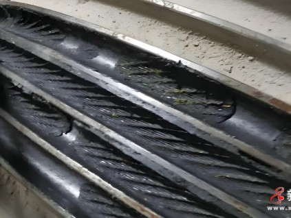 ?電梯鋼絲繩出現(xiàn)油泥造成困人，維保單位擅自短接限速器開關是違法行為，會受到相應處罰