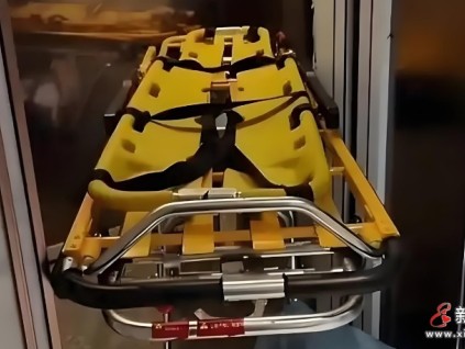 廣東省政協(xié)委員楊曉輝提出住宅小區(qū)設(shè)置一臺可容納擔(dān)架的電梯