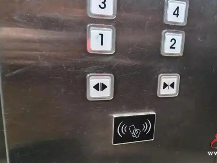 電梯換新并改為刷卡乘坐 這一變化給業(yè)主們帶來了不便，特別是快遞和外賣配送