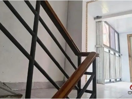 四川樂山加裝電梯的入戶方式引發(fā)矛盾 平層入戶?、半層入戶?？爭議仍在調(diào)解中