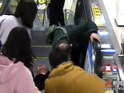 武漢地鐵下行電扶梯老人突發(fā)心臟病暈倒 群眾與工作人員協(xié)同展開(kāi)高效救援