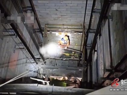 廣州一名女子駕駛叉車在樓層間運輸貨物時因操作不慎撞入電梯井