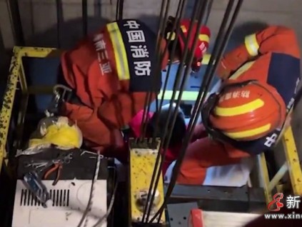 三亞某商業(yè)綜合體電梯纜繩打結(jié)觸發(fā)安全保護(hù)裝置急停 3人被困電梯內(nèi)近1小時