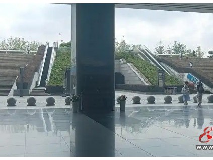 長(zhǎng)沙南站東廣場(chǎng)出站口室外扶梯10天內(nèi)停運(yùn)2次