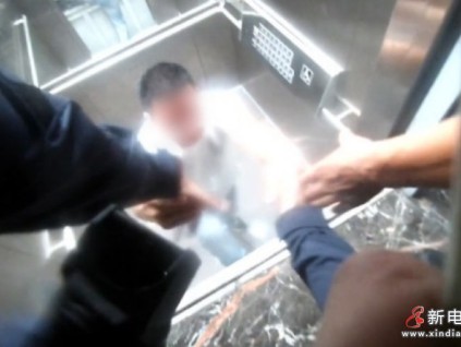 溫州一老人被困電梯 經(jīng)多方合力俯身拉臂、托舉等方式將老人安全救出