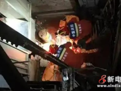 好奇害死貓 “坑”你沒商量 江蘇沭陽(yáng)一男子圍觀電梯維修施工，不慎墜入電梯井