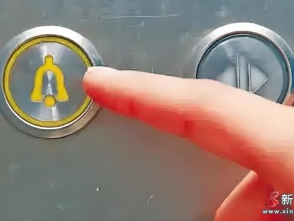 廣州一廣場多人被困電梯 在狹窄的空間內(nèi)緊張的乘客稱"缺氧腿軟"