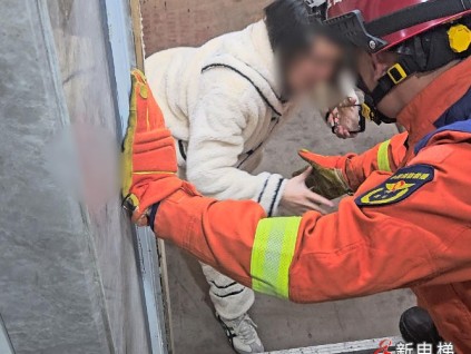 江西萍鄉(xiāng)孕婦?被困電梯 消防員俯身搭“人梯”，一句“你踩”護(hù)孕媽脫險(xiǎn)